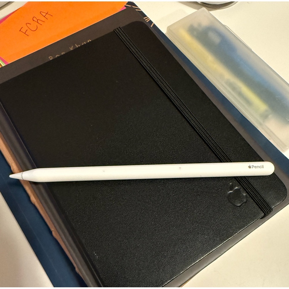 Apple Pencil - Sleek White Design